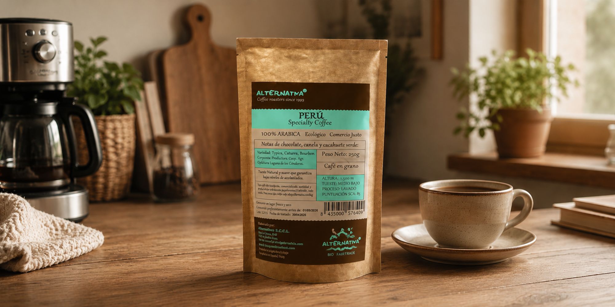 Café de Perú arábica ecológico y de Comercio Justo de AlterNativa3 en una cafetería con granos de café