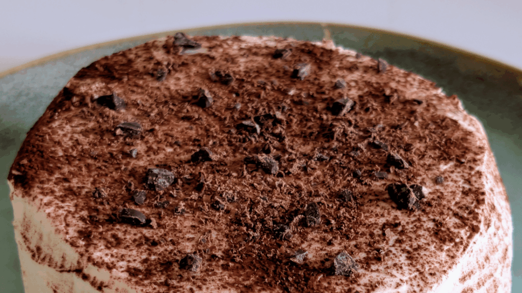 Quick tiramisu-style sponge cake in the microwave