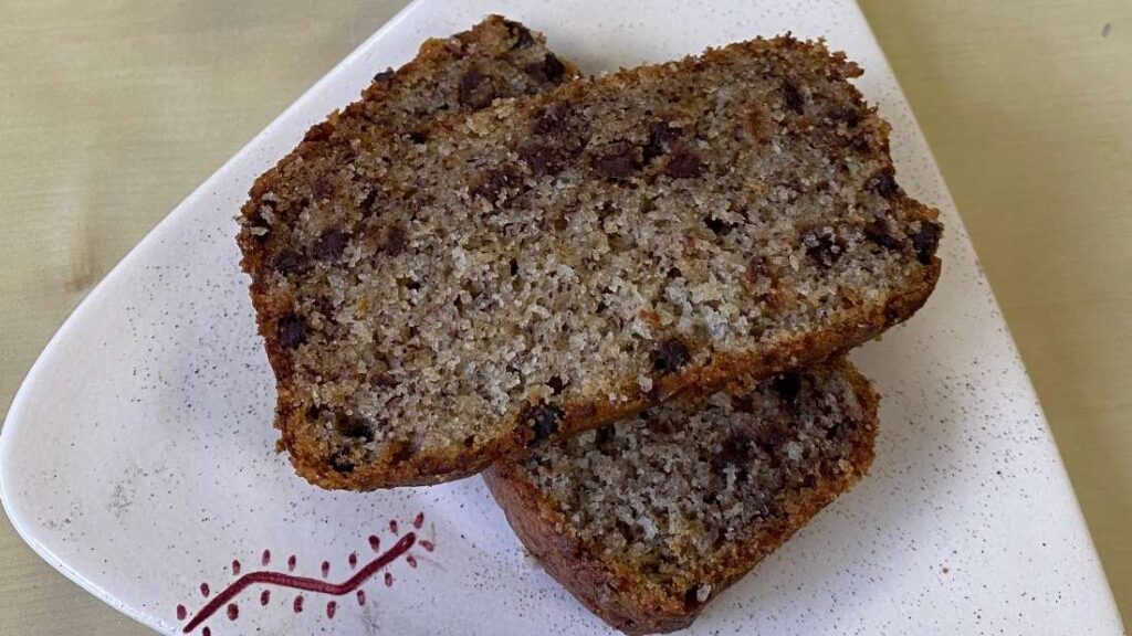 Pastel de plátano con chocolate: esponjoso, casero y perfecto para acompañar tu café favorito.