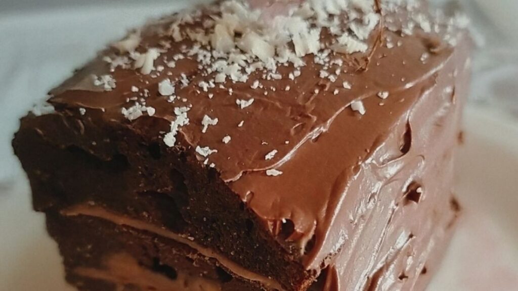 Bizcocho de chocolate y almendra relleno