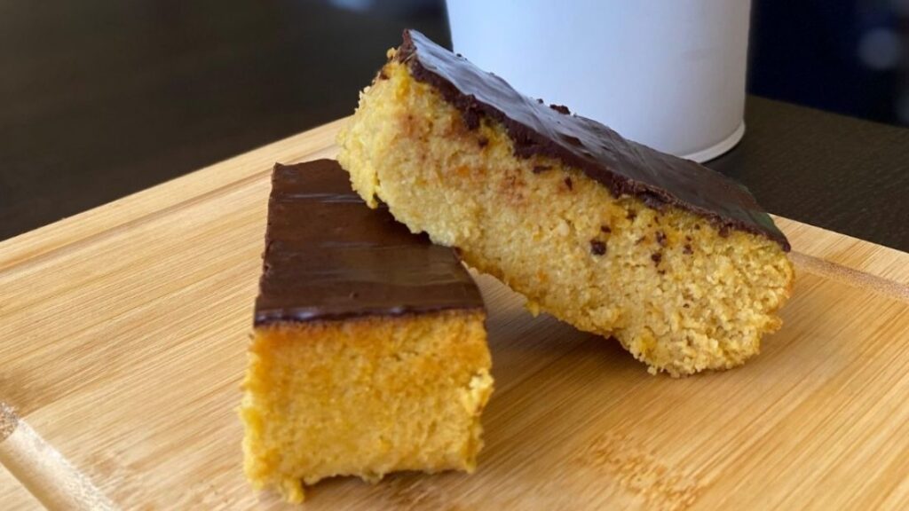Gluten-free and dairy-free orange and almond cake: juicy, aromatic and perfect for autumn.
