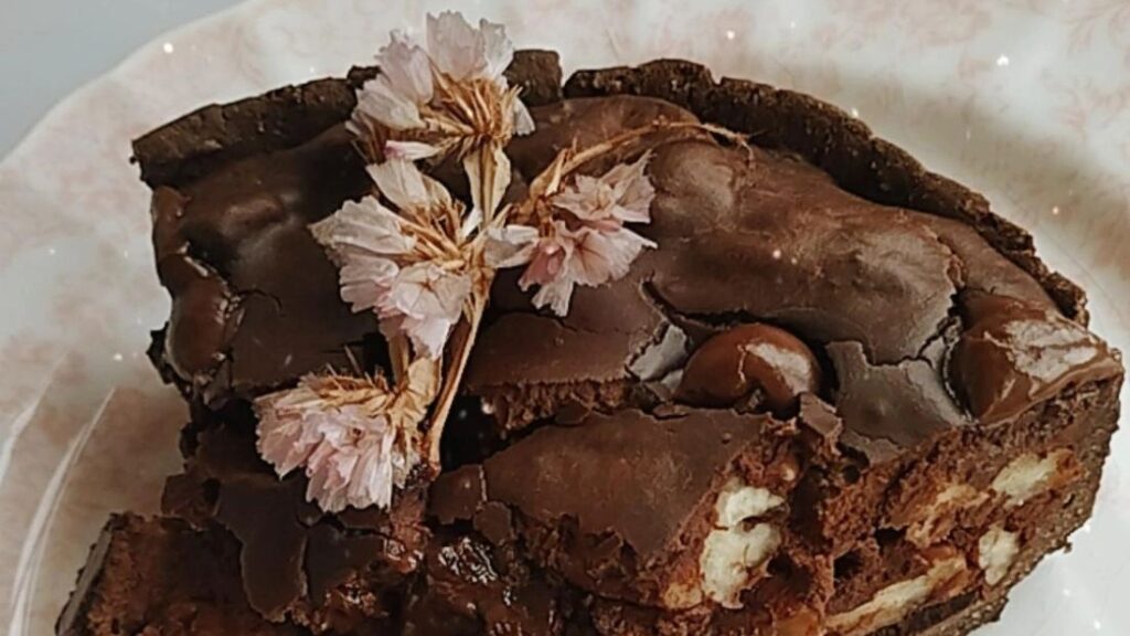 Pastel de nueces pecanas, chocolate y café