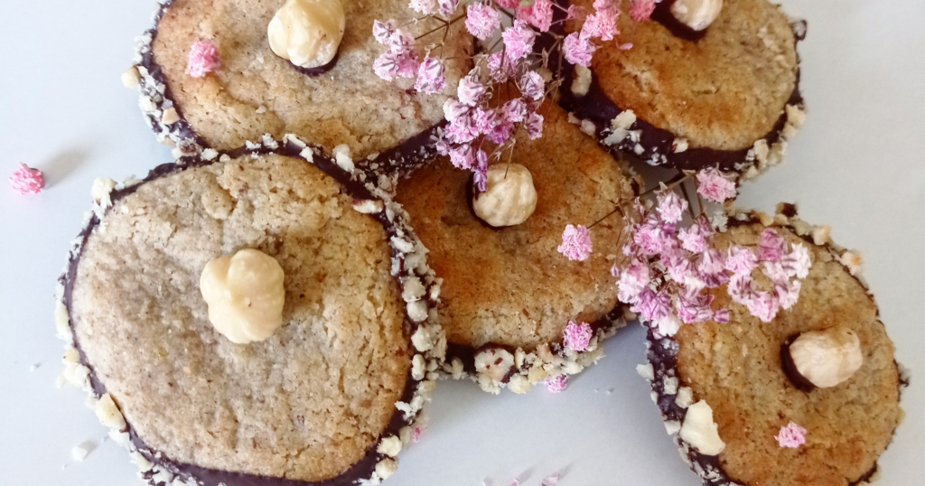 Hazelnut biscuits with chocolate edge recipe - AlterNativa3